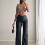 Pantalón engomado con recorte recto