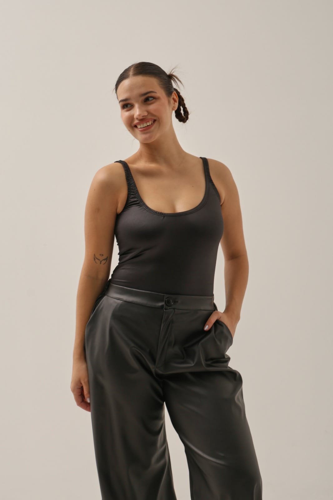 5040ab6a-bcd8-4eae-89fa-3d4401eaa066 Body engomado fruncido breteles - Imagen 1