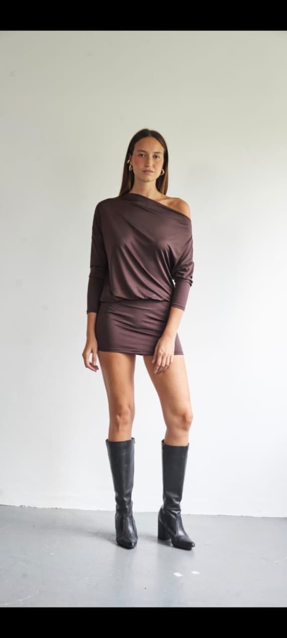 6235275f-9095-4b79-bc48-c836f9fd74f3 Vestido asimétrico - Imagen 1