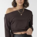 Camiseta con nudo de costado asimétrico